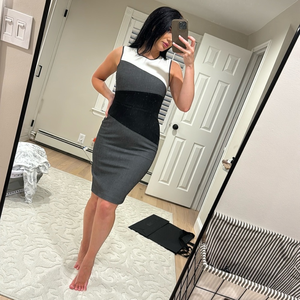 White House Black Market Tri Color Dress Blue grey white size 00 fits like a 0